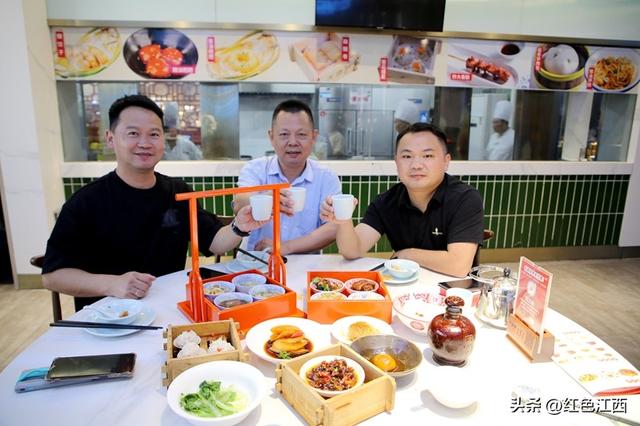坡子街的夜色里，藏着长沙的烟火人间
