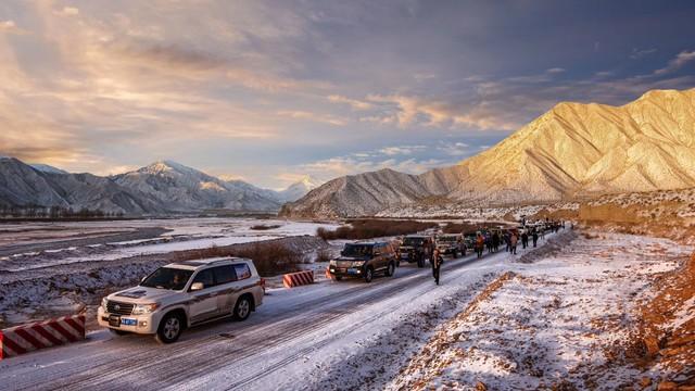 AA制救援的温暖力量：8名普通人如何用行动点亮万家灯火