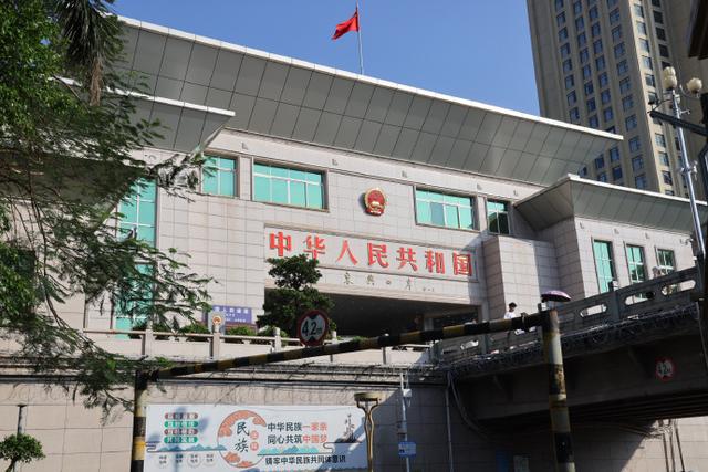 广西这座沿边、沿海、沿江的城市，一步横跨两国，10元直达越南！