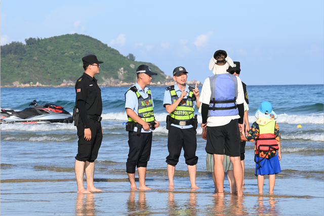 阳光下的守护丨旅游警务创新“破圈” 守护自贸港中外游客的“诗和远方”