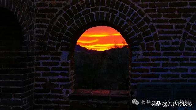 霞染雄关：万里长城沐朝晖