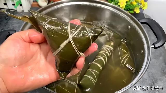 煮粽子，别光会用清水煮，牢记多放2种料，粽子软糯，营养不流失