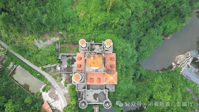 探秘重庆深山"鬼堡"，奢华废墟中暗藏玄机，背后真相到底是什么？