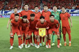 国足连丢三粒头球，再负日本图片