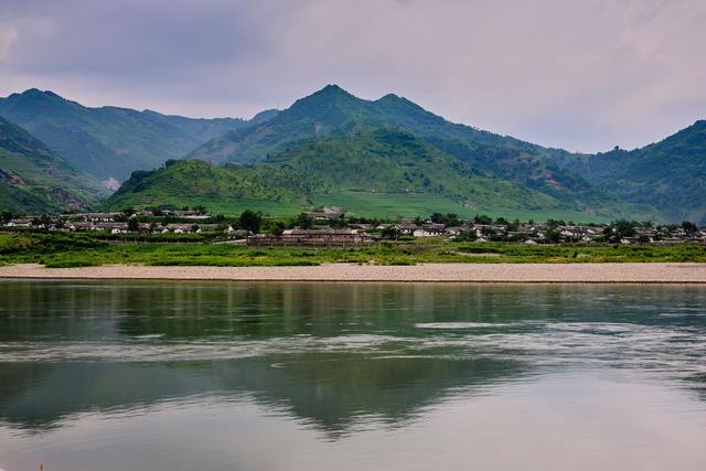 鸭绿江羊鱼石漂流景区，体验全国唯一界江漂流，两国风情尽收眼底