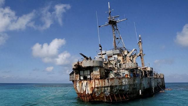 趴在中国仁爱礁9000多天的菲律宾军舰	，如今已经再也拖不走了！