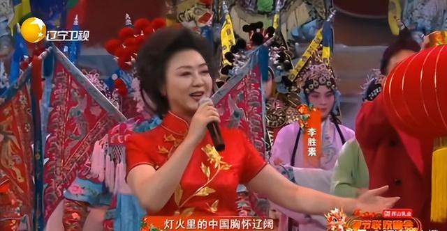 至今未婚未育，身边却有男人陪了近27年！59岁的她才是真人间清醒