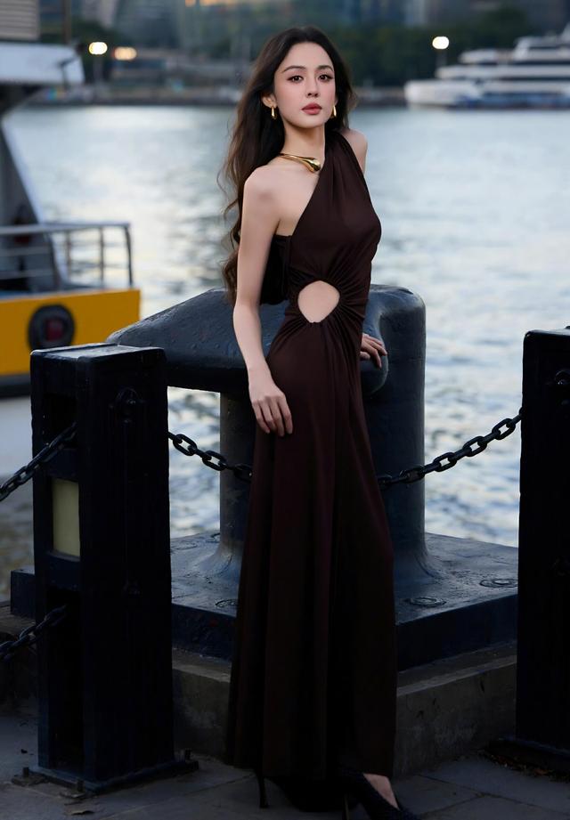 娜扎深棕裙配金饰，初看冷艳细看媚	，反差风情迷住人