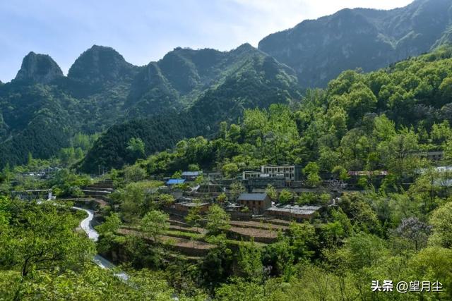 《太行山徒步记：从西走到南》免费的挂壁公路，悠悠然的崖边行走