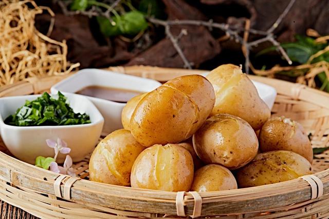 糖尿病不能吃鸡蛋？内分泌科主任：不想血糖飙升，少吃这几种主食