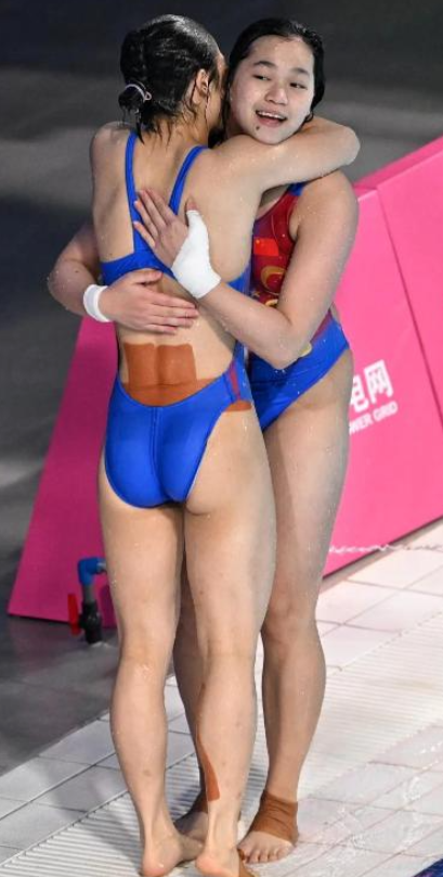 跳水界再出黑马！王伟莹勇夺单人冠，采访意外透露全红婵真实状态