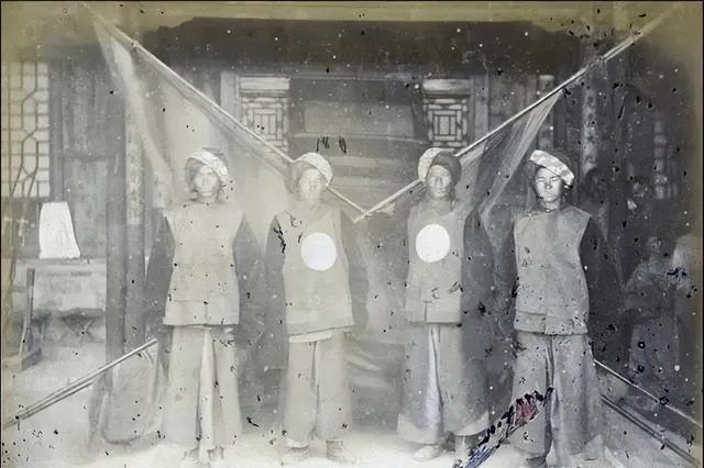 1875年新疆哈密风光和人物风貌