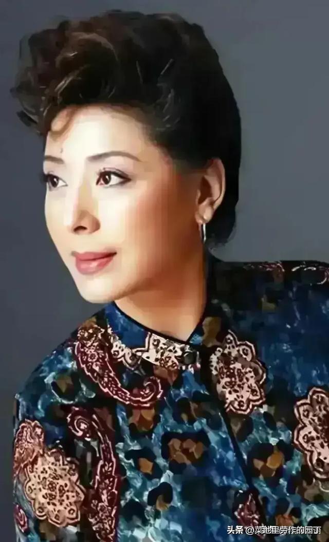 国家一级演员 女中音歌唱家 关牧村