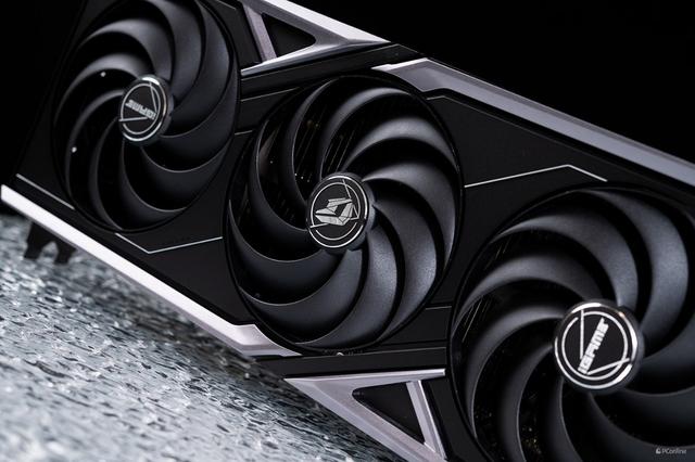 iGame RTX 5090 D v2火神显卡评测：凌厉方正硬汉！性能依旧能打！