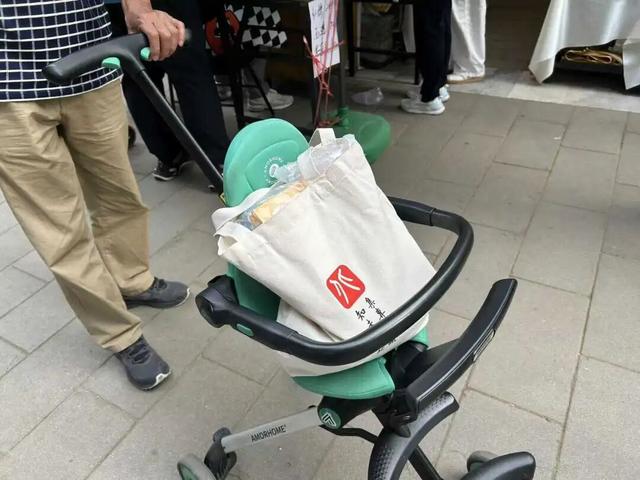 在地坛书市上，买书和买菜一样自然
