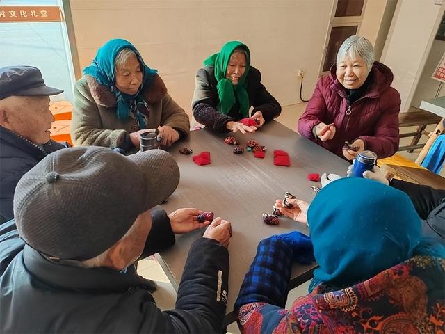 老年娱乐新模式！80岁爷爷打游戏，剧本杀轻松拿捏，比90后还会玩