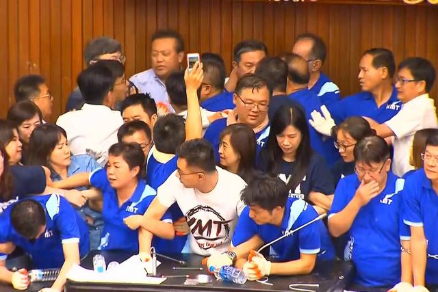 国台办预言成真，国民党罢免过关，朱立伦宣布交棒，新人选已确定