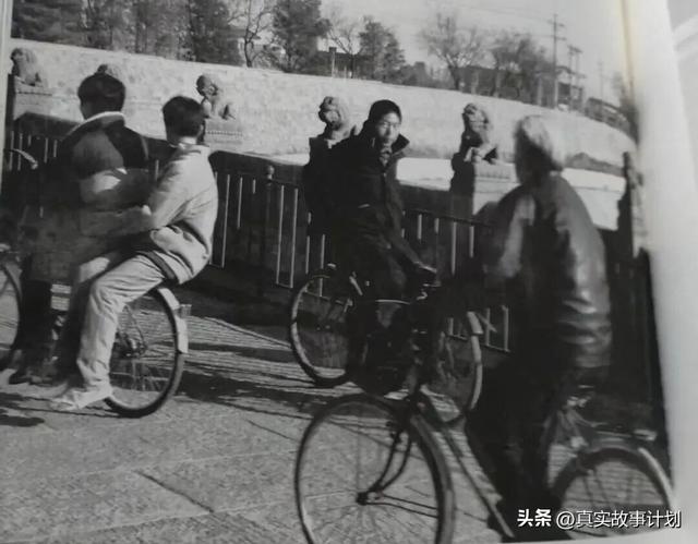 一天43次过山车，沉迷欢乐谷的老人们