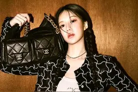 韩国女团高允真性感写真一定要爬高上低扭臀摆腰光脚拍！图片