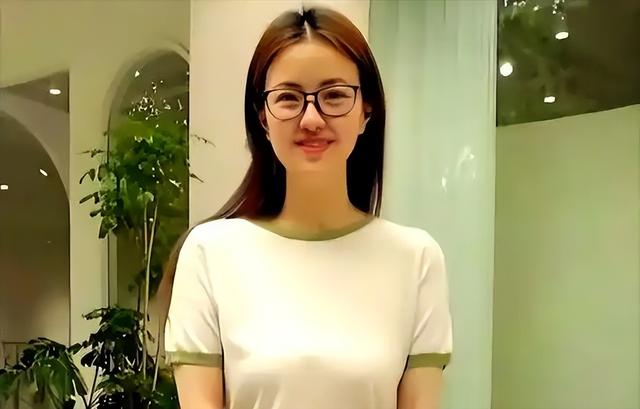和撒贝宁同居四年，却转身和富豪在一起，没想到如今沦落至此