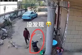 一岁男童水桶溺亡，奶奶玩手机全然不知，妈妈曝内情，更让人泪崩图片