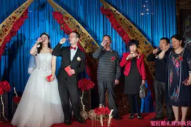 结婚的时候 新人们会给宾客朋友们敬酒，这个时候需要说一些祝福语图片