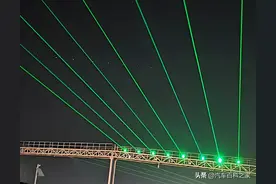 高速上那一道道绿光是干啥的？老司机：不懂这个就别晚上跑高速图片