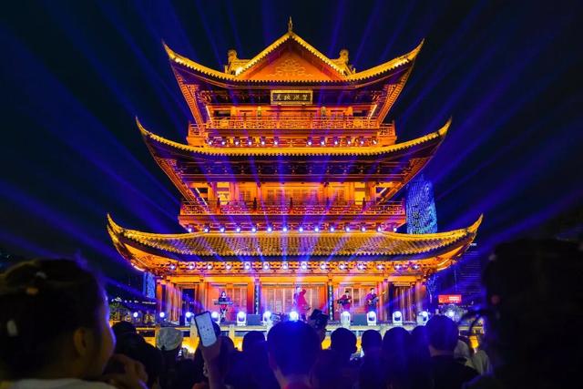 宜宾冠英古街秋假遛娃指南：非遗扎染、燃面研学、江边喂鱼，一站式玩透！