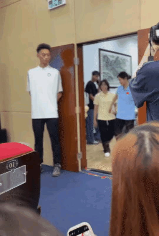 陈若琳问全红婵？大学一个月生活费多少，全红婵的回复显情商