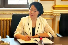 施佰芝，代表职务被罢免、委员职务被撤销！图片