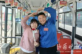 感恩母亲 共建和谐公交图片