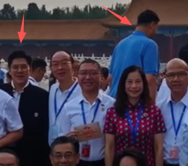 九三阅兵现场：霍启刚姚明同框，体育天团好兴奋，雷军3点去排队