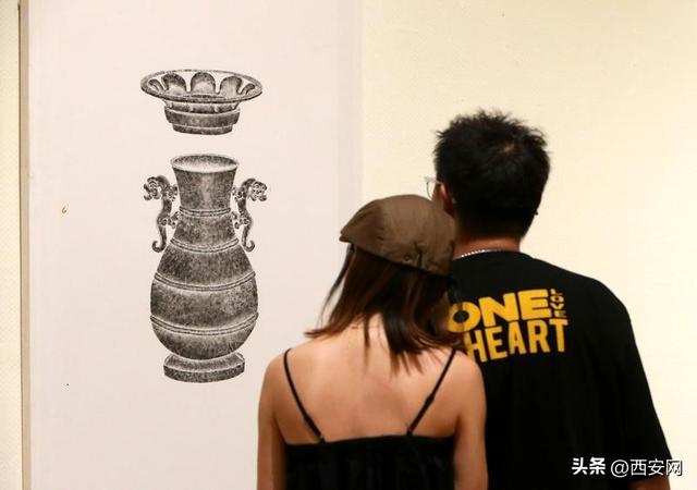陕西省美术博物馆藏历代图像拓片精选展吸引参观者