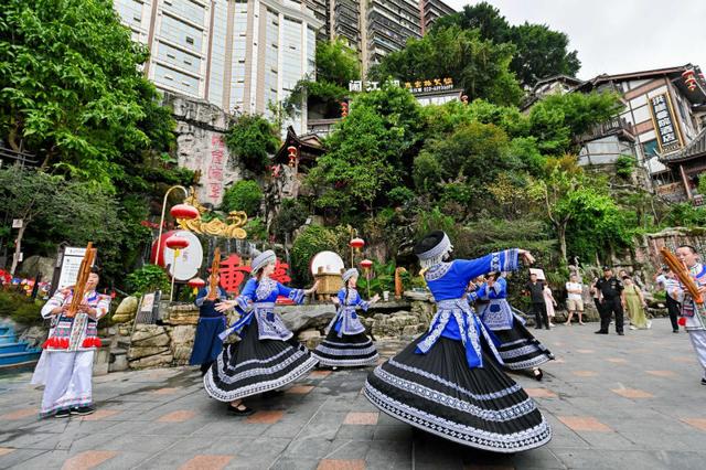“来宜泸 耍一路”！宜宾、泸州来渝广发邀请函 “房车巡游快闪”燃动山城