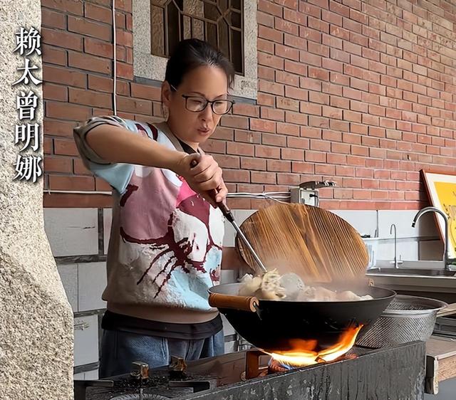 赖昌星妻子曾明娜现状，独居3000平老宅，做饭弄花草活成人生赢家
