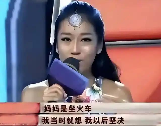 这跟不穿有啥区别?吉克隽逸全身仅一块布遮体,边走边拉衣太吸睛
