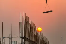 聚力建支点 夺取开门红︱“制高点”十层耸峙，厂房半数已封顶，光谷百亿级半导体材料项目力争年底投运图片