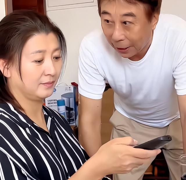 越扒越有	，被人民网点名后，闫学晶又被曝身份造假，成名史太精彩