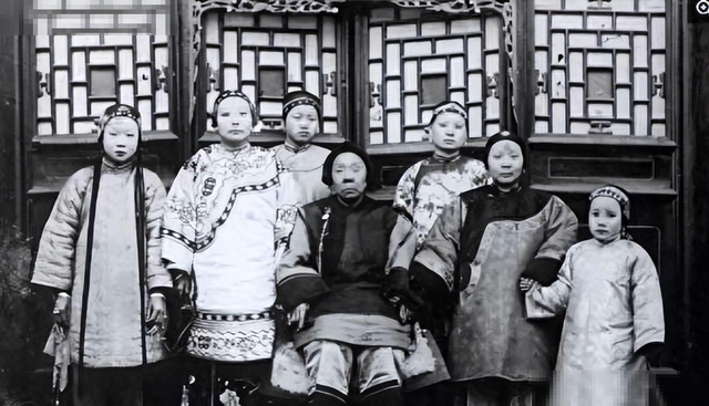 1906年，一位清朝女子自愿脱下衣服，让洋人拍下这组裸体照片