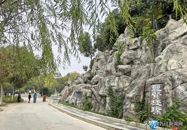 湖公园摩崖石刻成热门打卡点