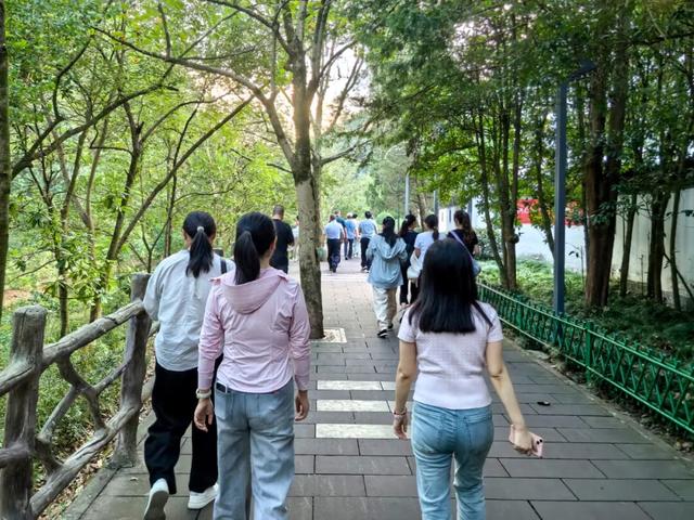 攀山悟初心 检心向未来——屯溪区检察院工会开展戴震公园登山活动