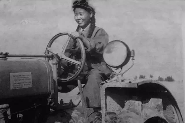 老照片里的支边青年	，没有美颜！却笑的最甜