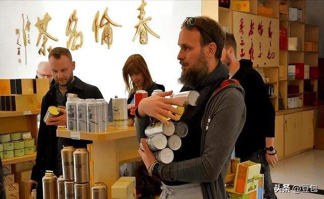 大量外国游客到访北京，拿着旅游签证却不去任何景区，那来干啥？