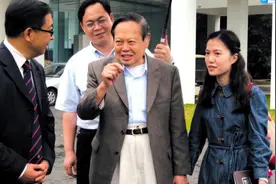 103岁杨振宁携翁帆重游爱情起点，曝光深情细节，翁帆孕相明显图片