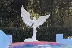 歌手李玟今日落葬武汉，现场循环播放《想你的365天》图片