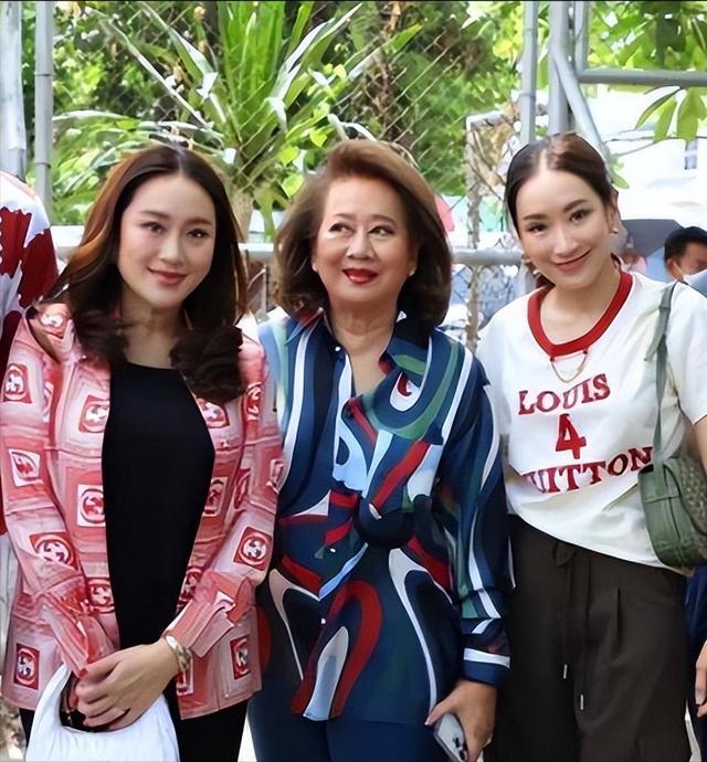 离婚不离家！看到如今佩通坦的窘境，才知他信家族最大的底气是她