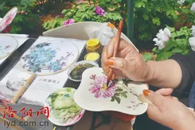 61岁画家徐灵霞：免费直播教授他人画画 让更多人爱上洛阳图片