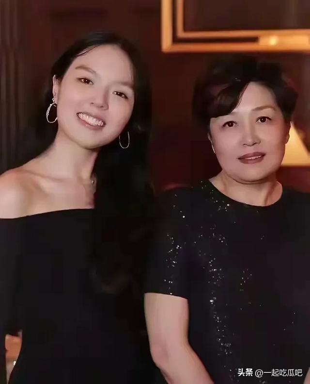 李咏女儿公开恋情！23 岁法图麦晒甜蜜合影，男友家境不俗长相帅气