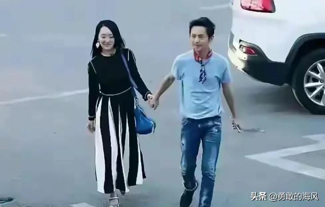 51岁的何炅，牵手54岁的杨钰莹，年过半百的俩人，画面温馨