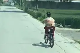 全网点赞！徐州“小孩哥”猛蹬自行车给救护车带路图片